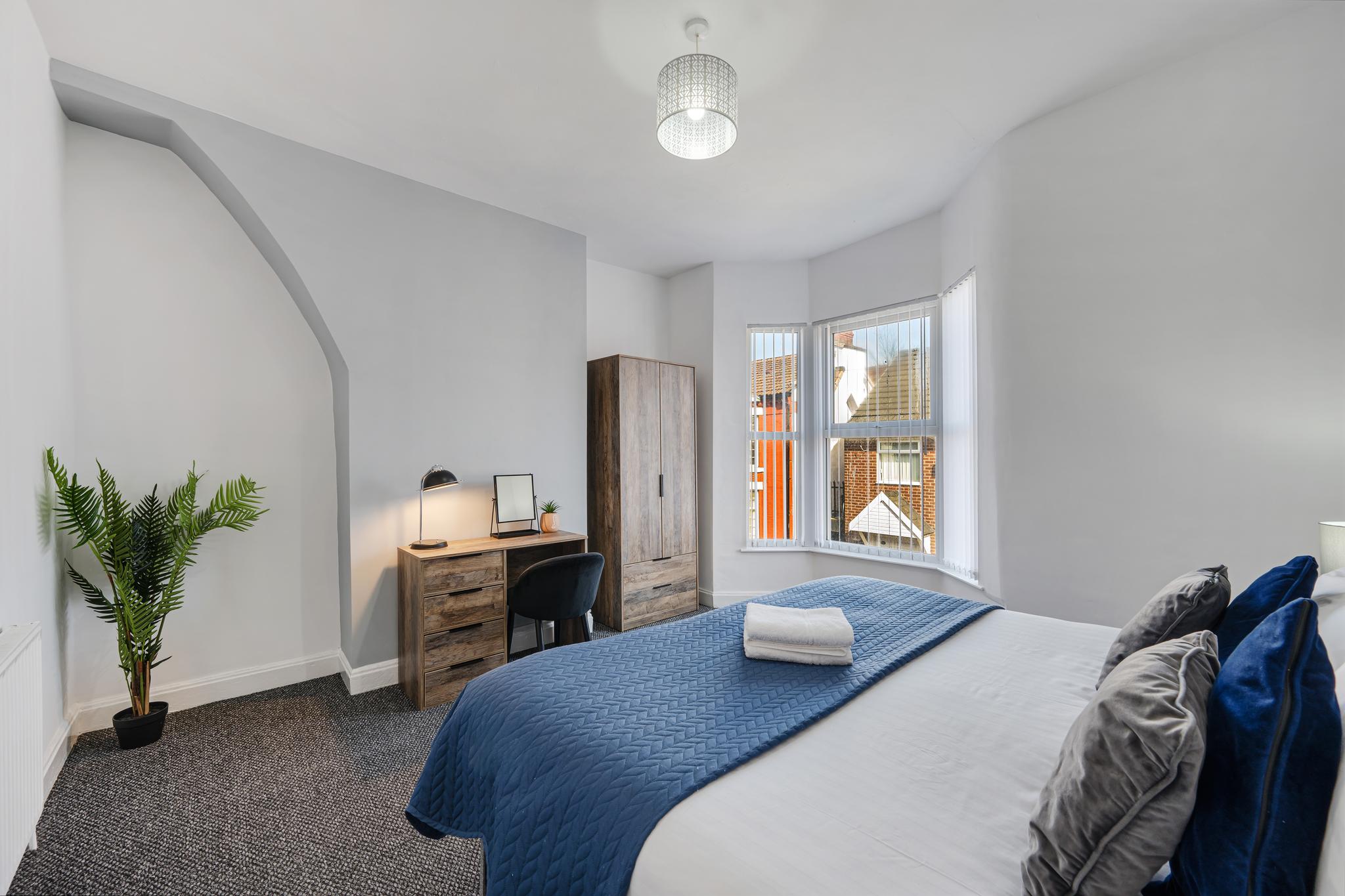 Cameron House | Air Host & Stay | 3BR sleeps 72