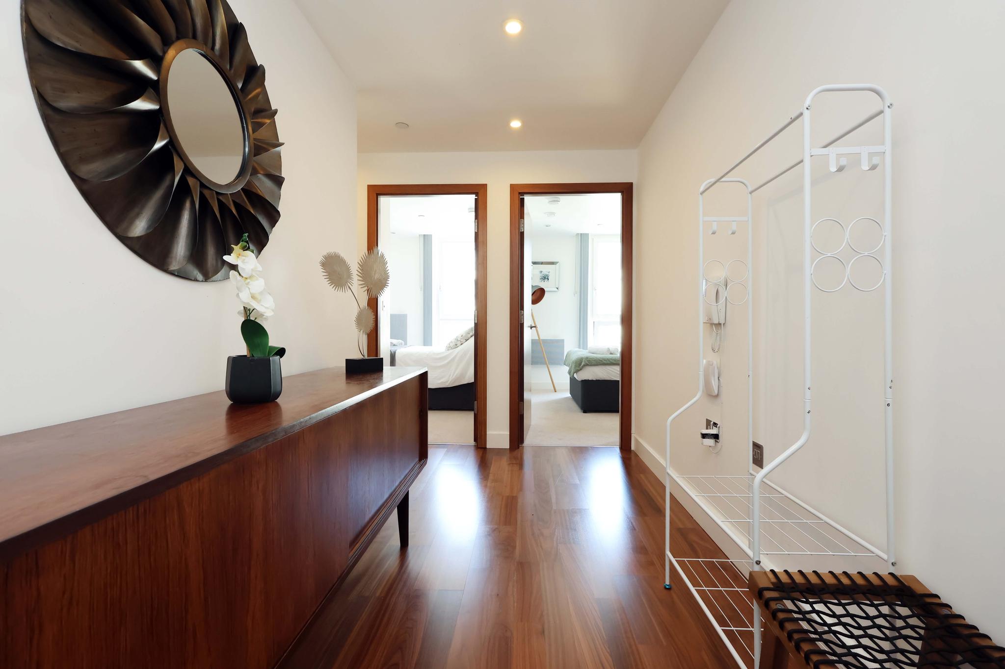 Central & Quiet Cardiff Apt-2 Bed 2 Bath-Sleeps 45