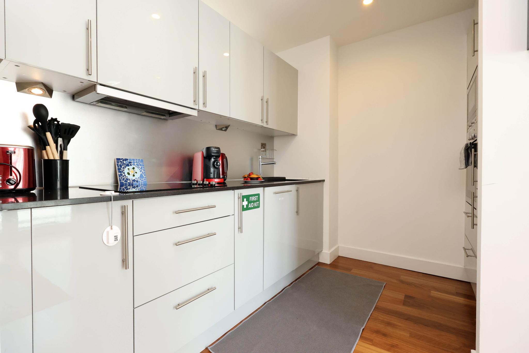 Central & Quiet Cardiff Apt-2 Bed 2 Bath-Sleeps 44