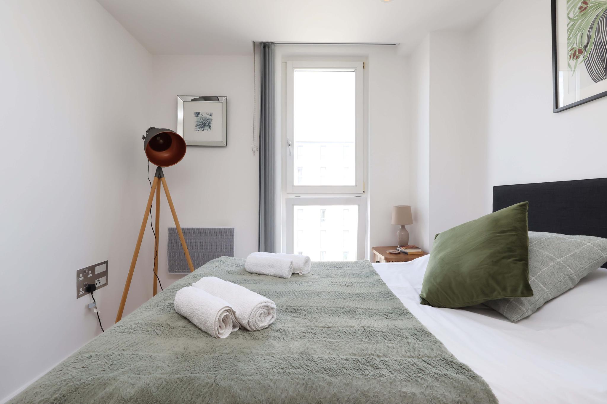 Central & Quiet Cardiff Apt-2 Bed 2 Bath-Sleeps 42