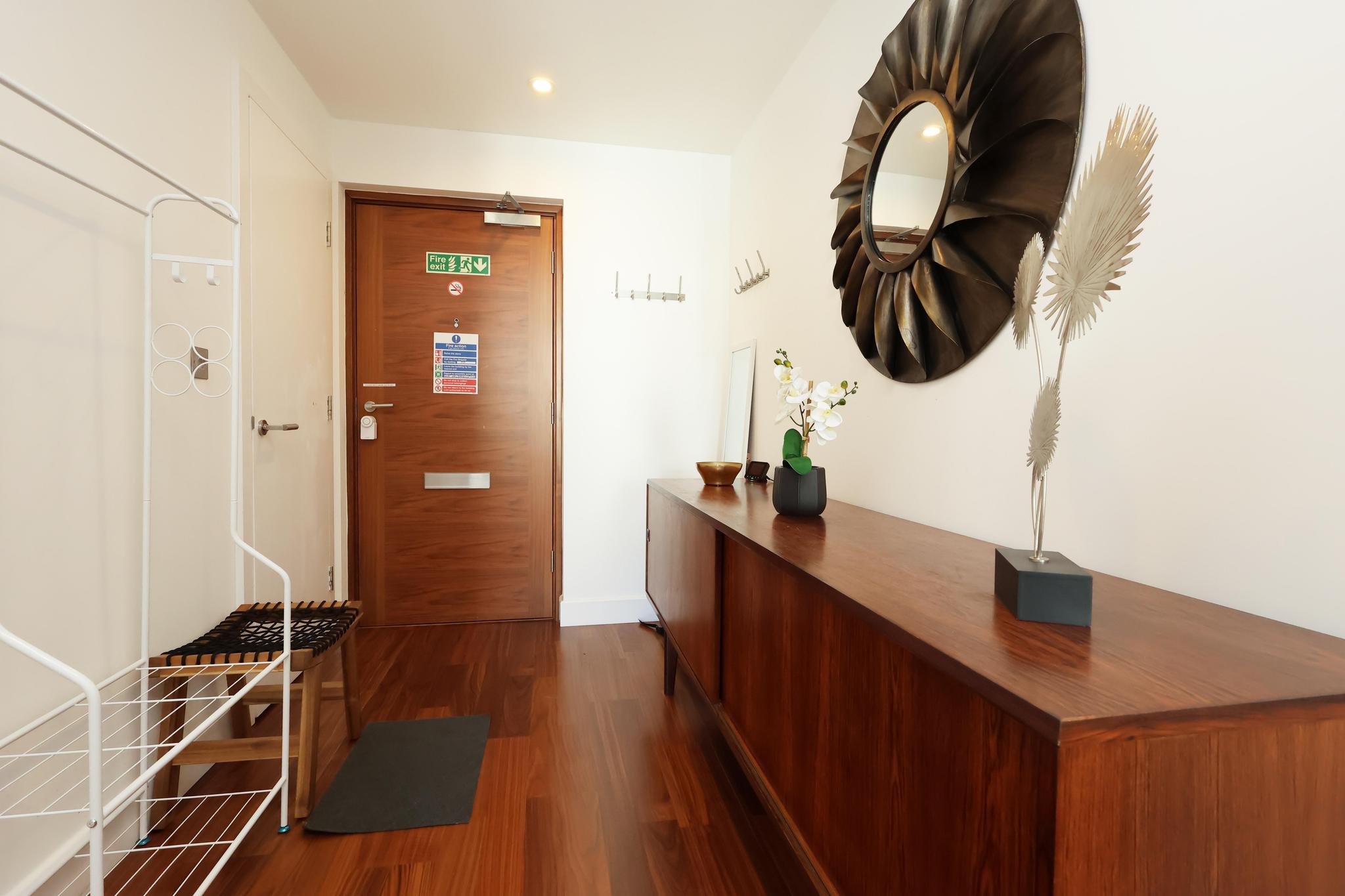 Central & Quiet Cardiff Apt-2 Bed 2 Bath-Sleeps 46